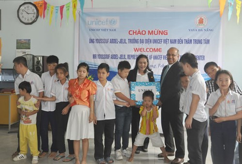 Представитель ЮНИСЕФ во Вьетнаме вручил подарки детям, пострадавшим от диоксина в Дананге - ảnh 1